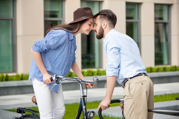 Foto gratuita cita romántica de una joven pareja en bicicleta