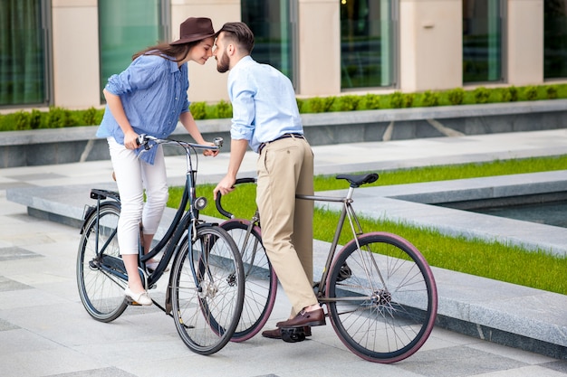 Cita romántica de una pareja joven en bicicleta