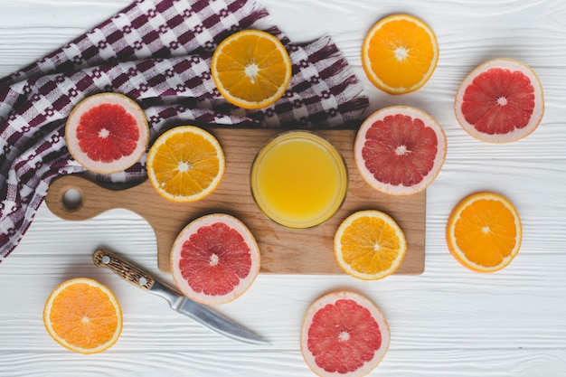 Cítricos en rodajas cerca de jugo