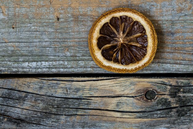 cítricos secos sobre un hermoso fondo de madera con diferentes accesorios, hay un lugar para el texto