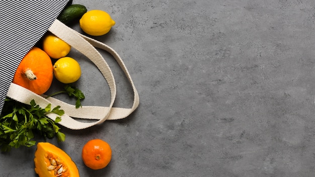 Foto gratuita cítricos y verduras para una mente sana y relajada.