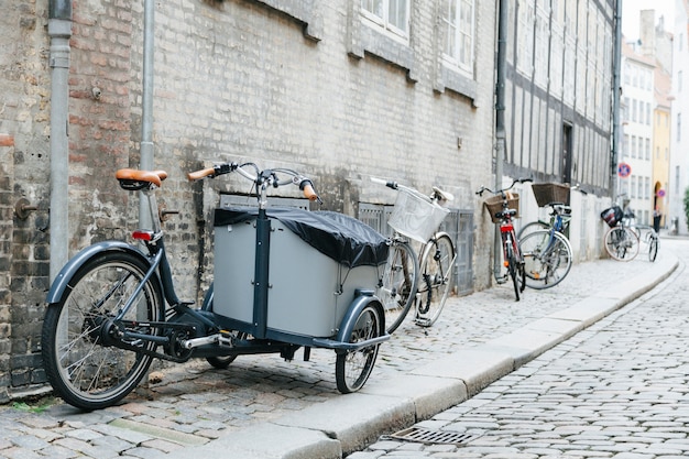 Foto gratuita ciudad adoquinada acera con bicicletas