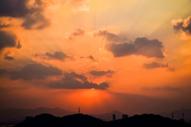 Ciudad al atardecer con el cielo en tonos naranjas