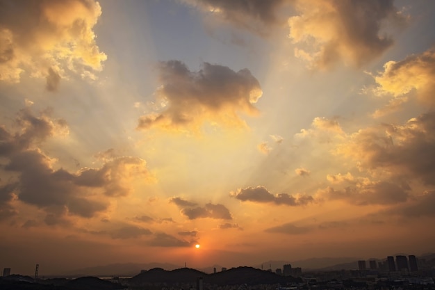 Foto gratuita ciudad al atardecer