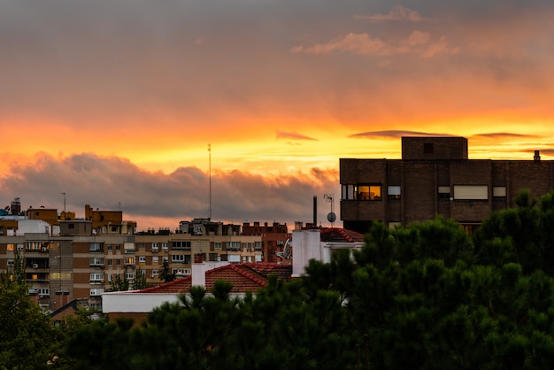 Ciudad al atardecer