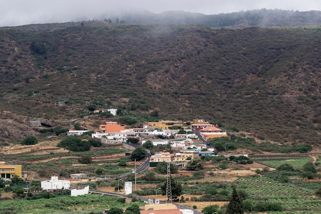 Foto gratuita ciudad al pie de la montaña