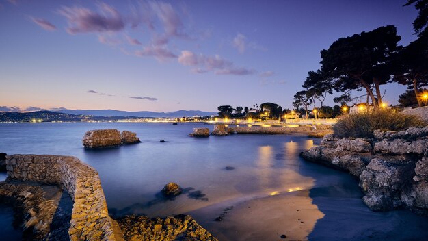 Ciudad de Antibes rodeada por la Riveria francesa durante la noche en Francia