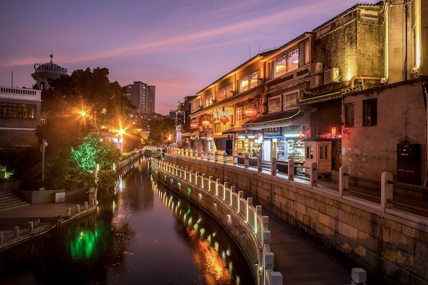 Ciudad asiática con farolillos y un rio