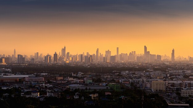 Ciudad de Bangkok al amanecer, Tailandia.