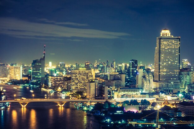 Ciudad de Bangkok en la noche