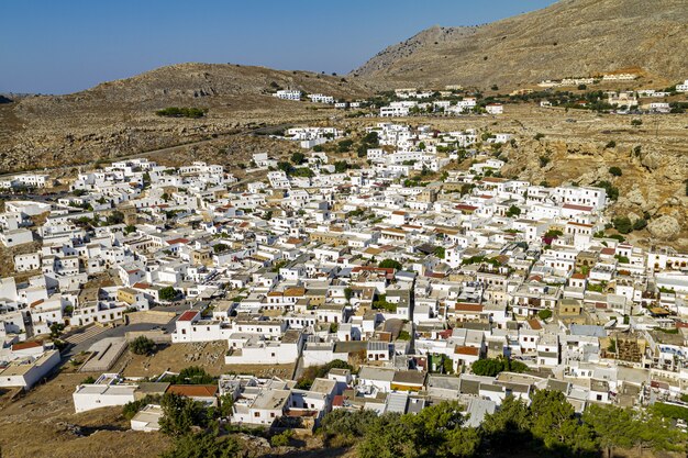 Ciudad con casas blancas rodeadas de montañas