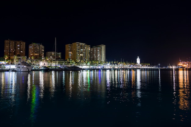 Ciudad costera de noche