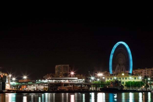 Ciudad costera de noche