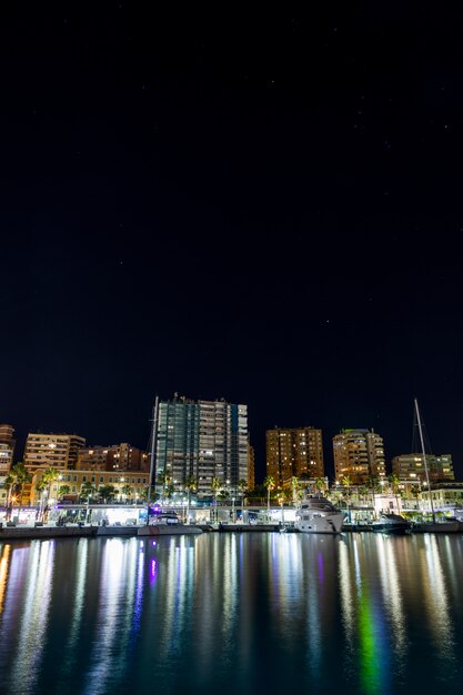 Ciudad costera de noche