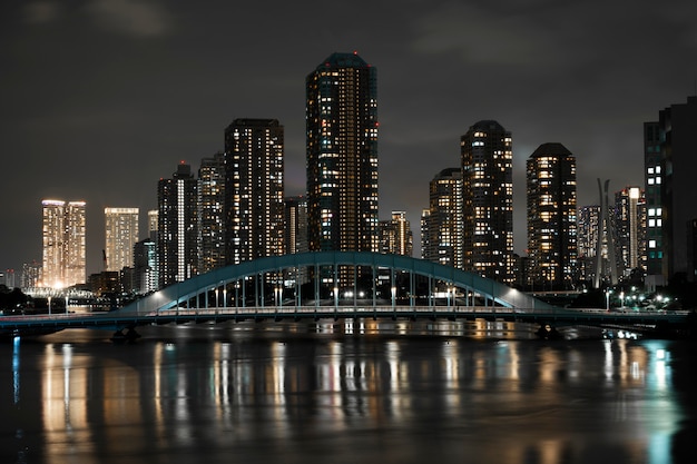 Ciudad destellos de luz en las calles por la noche.