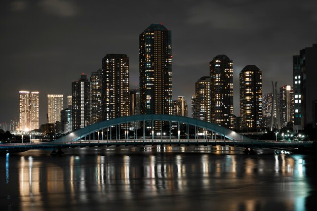 Ciudad destellos de luz en las calles por la noche.