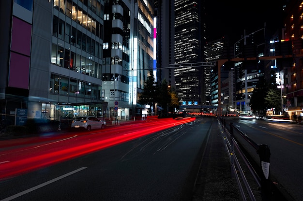 Foto gratuita ciudad destellos de luz en las calles por la noche.