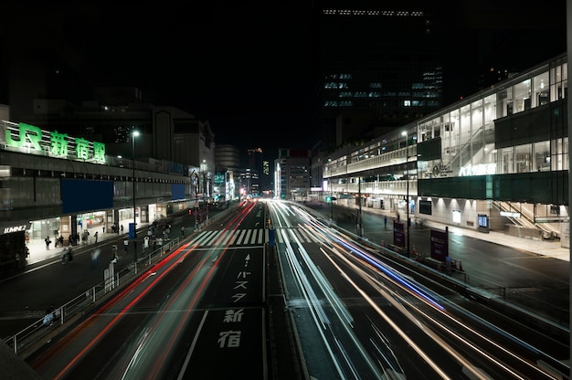 Ciudad destellos de luz en las calles por la noche.