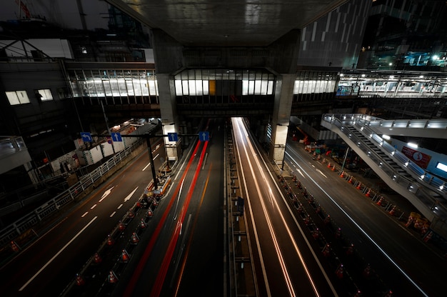 Foto gratuita ciudad destellos de luz en las calles por la noche.