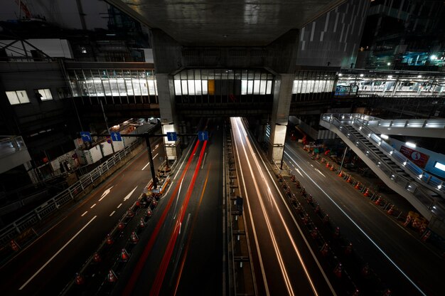 Ciudad destellos de luz en las calles por la noche.