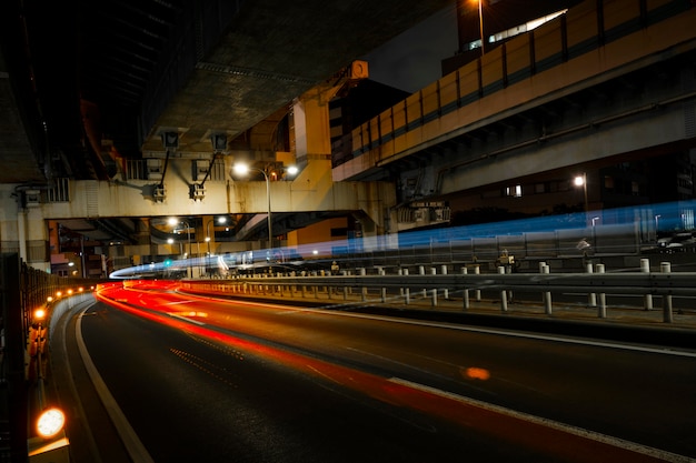 Ciudad destellos de luz en las calles por la noche.