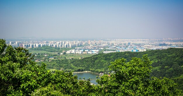 La ciudad está cerca de la montaña