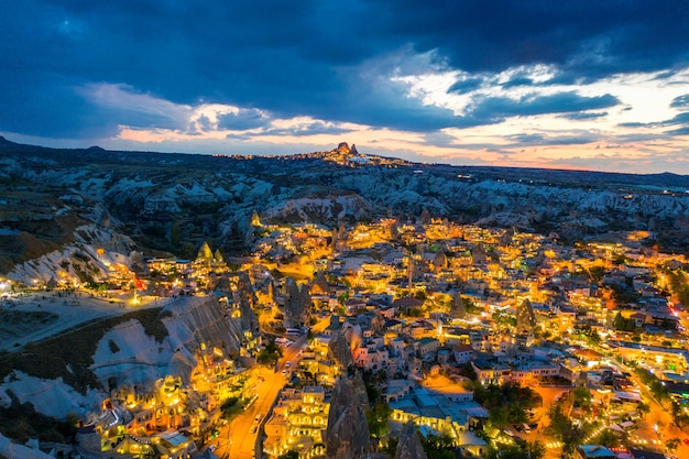 Ciudad de Goreme en el crepúsculo en Capadocia, Turquía.