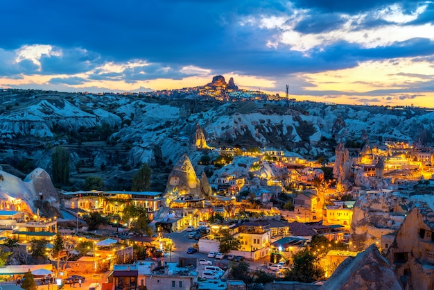 Ciudad de Goreme en el crepúsculo en Capadocia, Turquía.