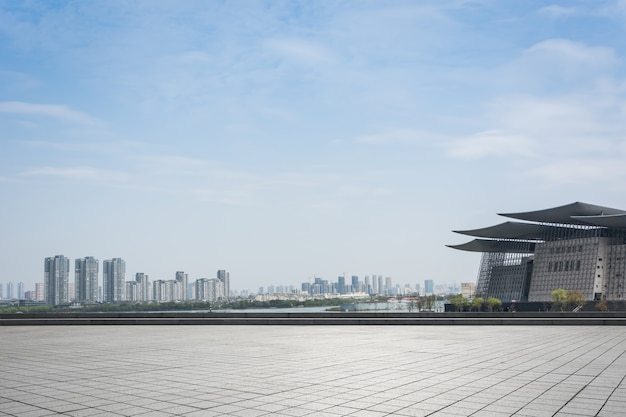 Ciudad con grandes edificios desde lejos