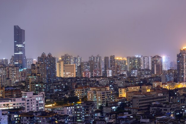 Ciudad iluminada por la noche