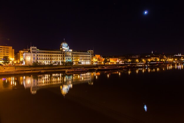 Ciudad iluminada reflejada en un lajo