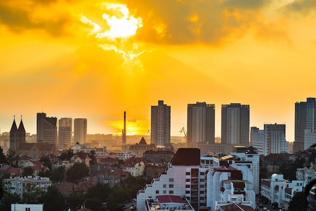 Ciudad iluminada por el sol