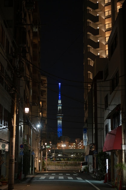 Ciudad de Japón en la noche con calle vacía.