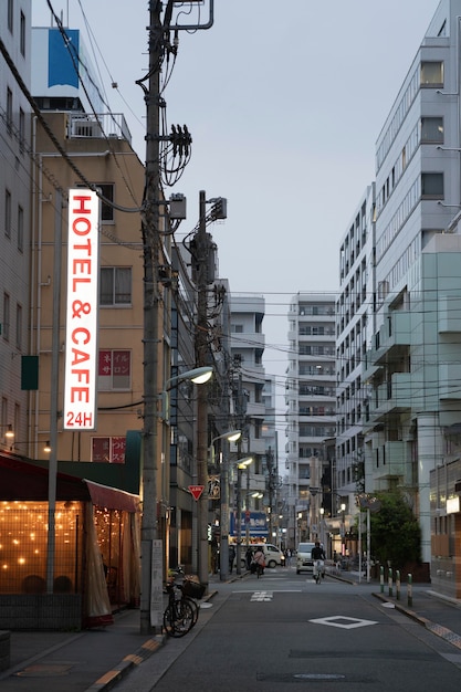 Ciudad de Japón por la noche con cartel.