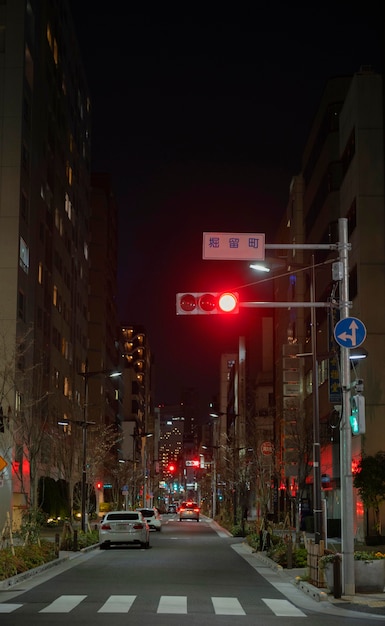 Ciudad de Japón por la noche con coches en la calle