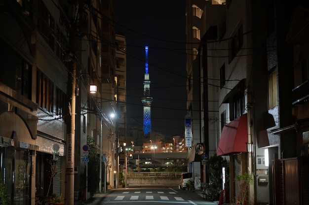 Ciudad de Japón por la noche con edificio alto.