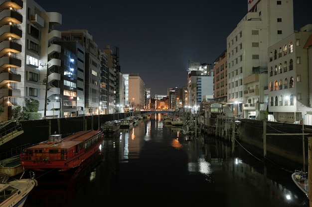 Ciudad de Japón en la noche con río.