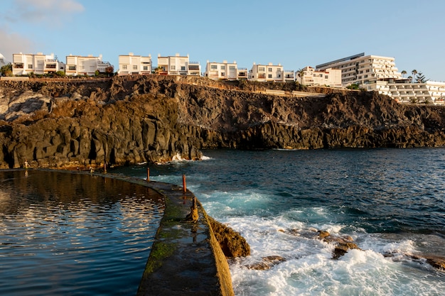 Ciudad litoral con alto acantilado