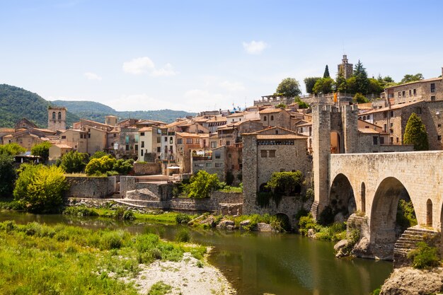 Ciudad medieval antigua con la puerta vieja en el puente