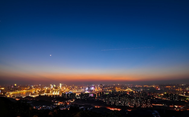 Ciudad moderna por la noche