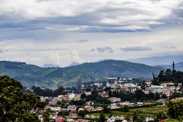 Ciudad con montañas en el fondo