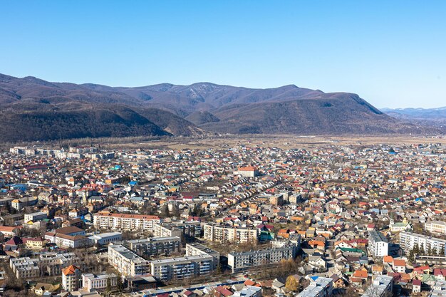Ciudad en las montañas en ucrania el paisaje de la ciudad en las tierras altas