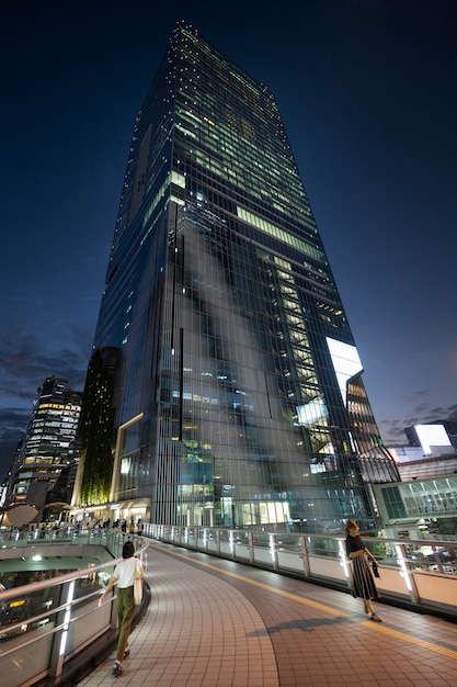 Ciudad de noche con arquitectura y luces vibrantes