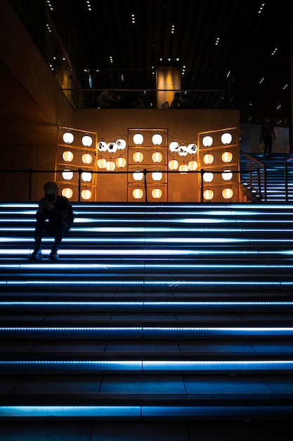 Ciudad de noche con arquitectura y luces vibrantes