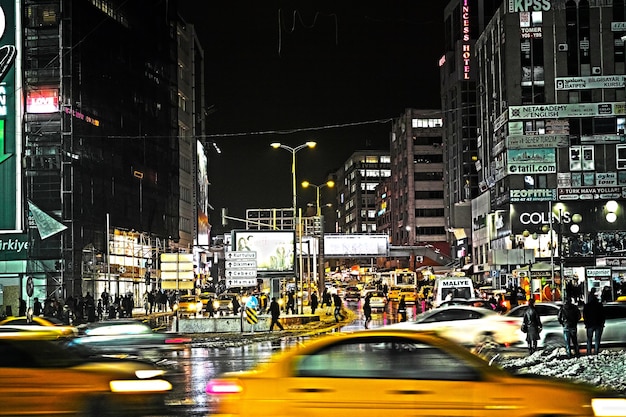 Foto gratuita ciudad por la noche con taxis desenfocados