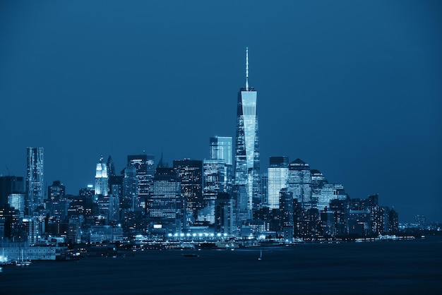 Foto gratuita ciudad de nueva york- 20 de septiembre: one world trade center en la noche del 20 de septiembre de 2013 en la ciudad de nueva york. es el cuarto edificio más alto del mundo.