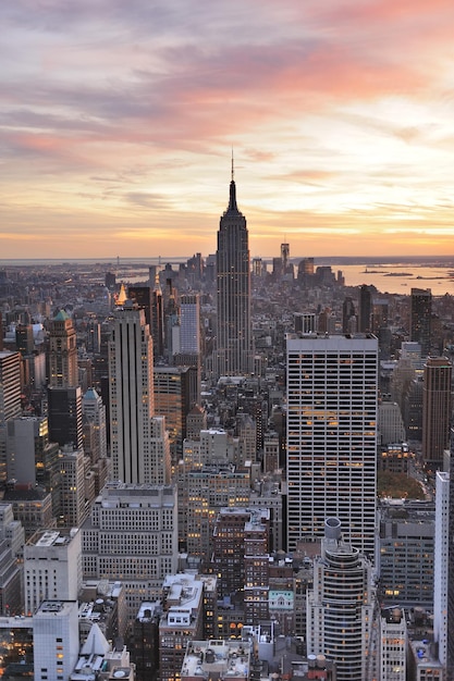 Foto gratuita ciudad de nueva york, ny - 19 de noviembre: primer plano del empire state building el 19 de noviembre de 2011 en la ciudad de nueva york. el empire state building es un hito de 102 pisos y fue el edificio más alto del mundo durante más de 40 años.