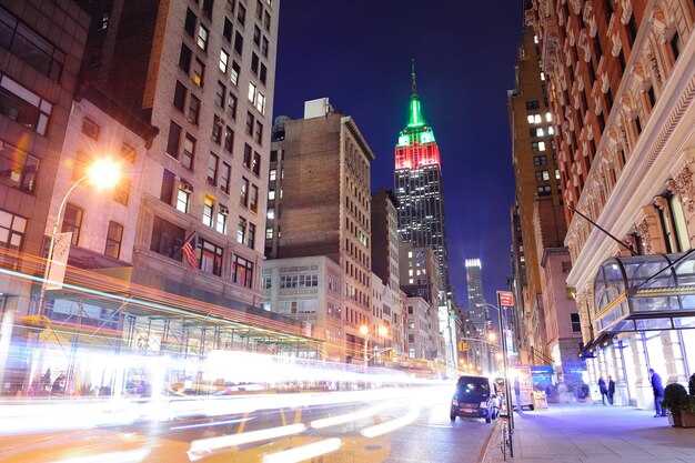 CIUDAD DE NUEVA YORK, NY - 30 DE DICIEMBRE: Empire State Building y calle el 30 de diciembre de 2011 en la ciudad de Nueva York. Es un hito de 102 pisos y fue el edificio más alto del mundo durante más de 40 años.