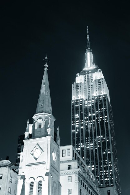 CIUDAD DE NUEVA YORK, NY - 30 DE DICIEMBRE: Empire State Building e iglesia el 30 de diciembre de 2011 en la ciudad de Nueva York. Es un hito de 102 pisos y fue el edificio más alto del mundo durante más de 40 años.