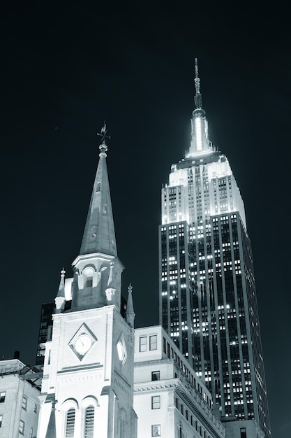 CIUDAD DE NUEVA YORK, NY - 30 DE DICIEMBRE: Empire State Building e iglesia el 30 de diciembre de 2011 en la ciudad de Nueva York. Es un hito de 102 pisos y fue el edificio más alto del mundo durante más de 40 años.